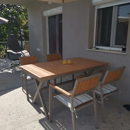 Pet Friendly Cozy Near Apartment Donji Karin